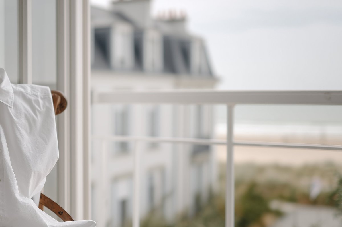 Vue depuis une chambre d'hôtel boutique sur le balcon Belle Époque de La Baule, plage et mer Atlantique en arrière-plan